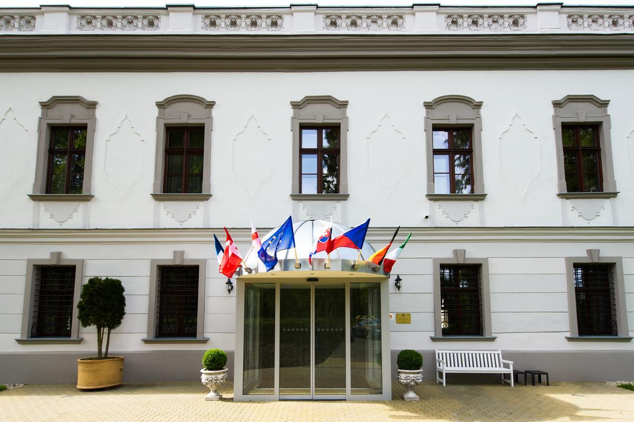 Hotel Gino Park Palace Povazska Bystrica Bagian luar foto